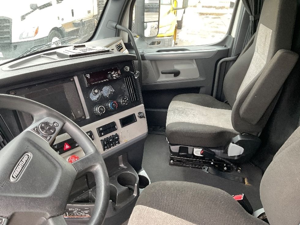 Sleeper Tractor-Heavy Duty Tractors-Freightliner-2021-T12664ST-Moberly-MO-666,065\n\t\tmiles-$ 46,250 - Image 10