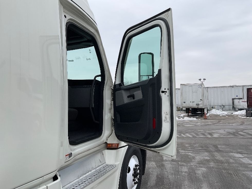 Sleeper Tractor-Heavy Duty Tractors-Freightliner-2021-T12664ST-Moberly-MO-666,065\n\t\tmiles-$ 46,250 - Image 13