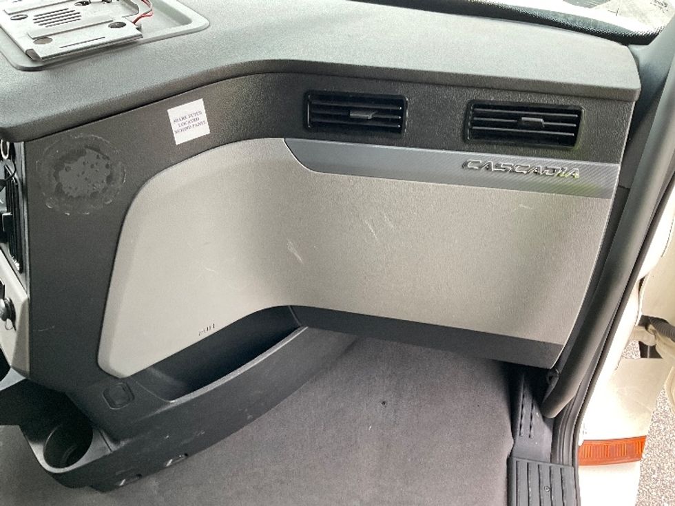 Sleeper Tractor-Heavy Duty Tractors-Freightliner-2021-T12664ST-Moberly-MO-666,065\n\t\tmiles-$ 46,250 - Image 14