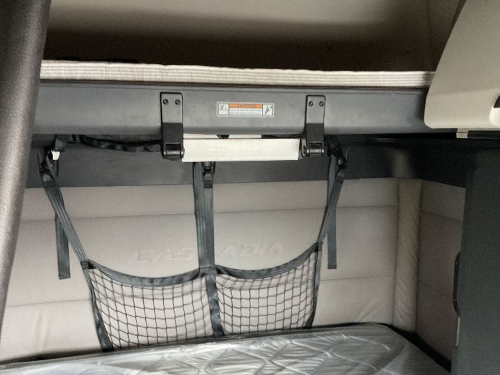 Sleeper Tractor-Heavy Duty Tractors-Freightliner-2021-T12664ST-Moberly-MO-666,065\n\t\tmiles-$ 46,250 - Image 16