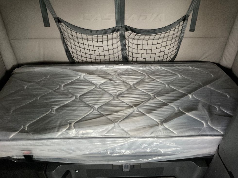 Sleeper Tractor-Heavy Duty Tractors-Freightliner-2021-T12664ST-Moberly-MO-666,065\n\t\tmiles-$ 46,250 - Image 17