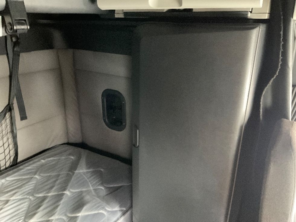 Sleeper Tractor-Heavy Duty Tractors-Freightliner-2021-T12664ST-Moberly-MO-666,065\n\t\tmiles-$ 46,250 - Image 18