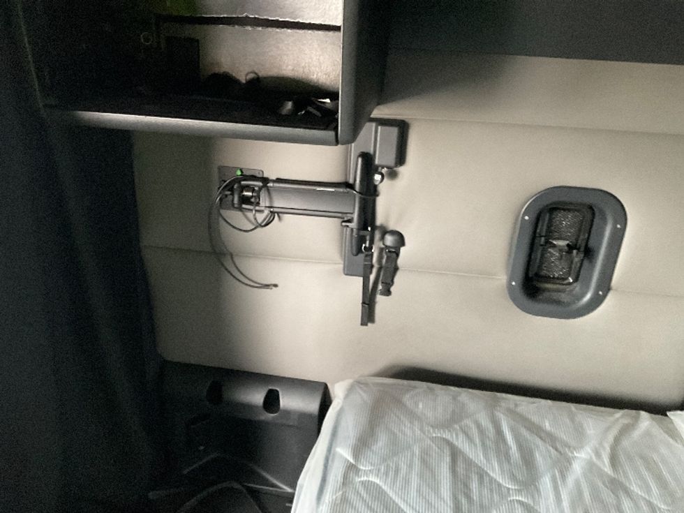 Sleeper Tractor-Heavy Duty Tractors-Freightliner-2021-T12664ST-Moberly-MO-666,065\n\t\tmiles-$ 46,250 - Image 19