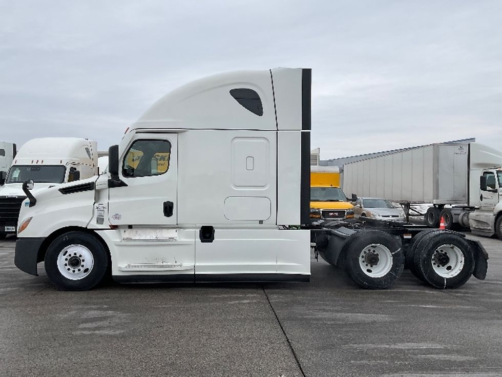 Sleeper Tractor-Heavy Duty Tractors-Freightliner-2021-T12664ST-Moberly-MO-666,065\n\t\tmiles-$ 46,250 - Image 4