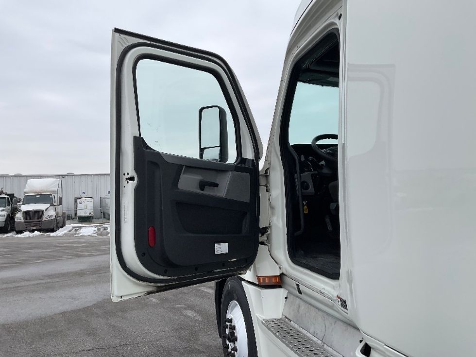 Sleeper Tractor-Heavy Duty Tractors-Freightliner-2021-T12664ST-Moberly-MO-666,065\n\t\tmiles-$ 46,250 - Image 9