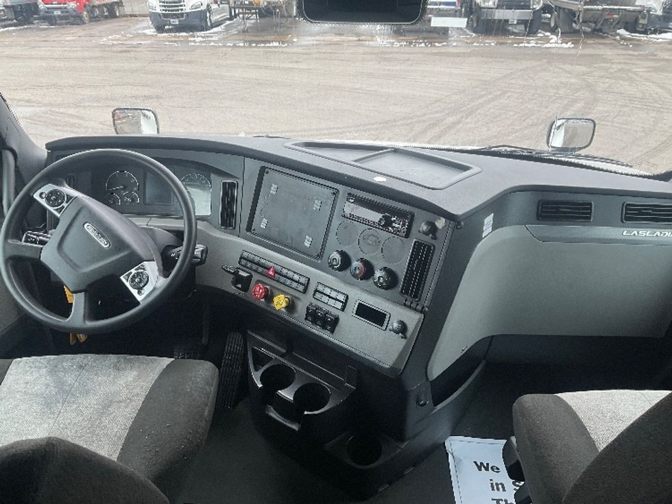 Sleeper Tractor-Heavy Duty Tractors-Freightliner-2021-T12664ST-Moberly-MO-669,178\n\t\tmiles-$ 48,250 - Image 12