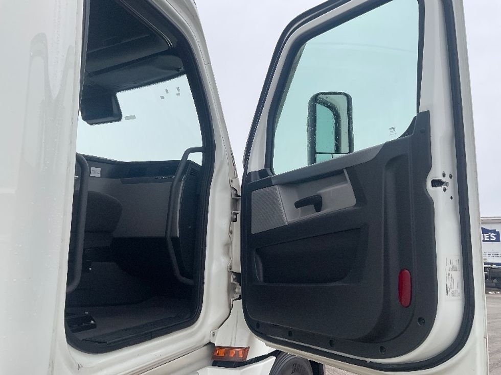 Sleeper Tractor-Heavy Duty Tractors-Freightliner-2021-T12664ST-Moberly-MO-669,178\n\t\tmiles-$ 48,250 - Image 13