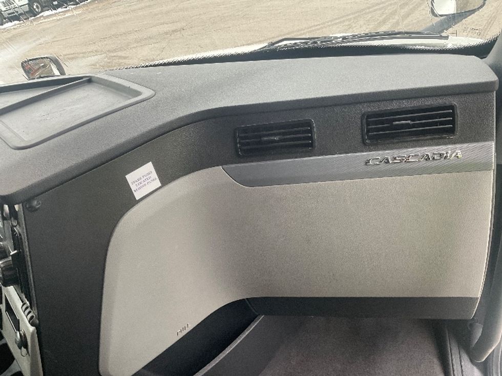 Sleeper Tractor-Heavy Duty Tractors-Freightliner-2021-T12664ST-Moberly-MO-669,178\n\t\tmiles-$ 48,250 - Image 14