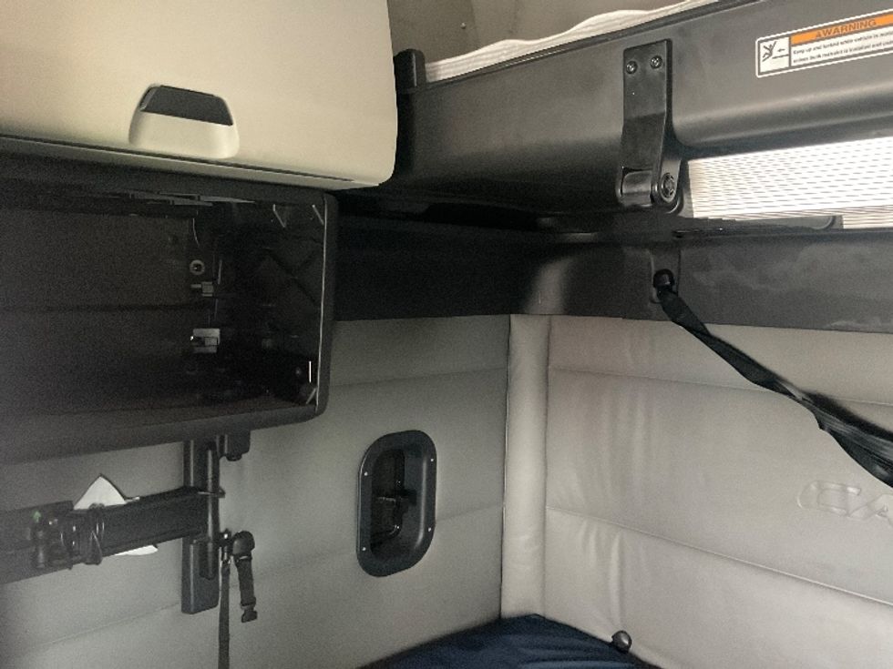 Sleeper Tractor-Heavy Duty Tractors-Freightliner-2021-T12664ST-Moberly-MO-669,178\n\t\tmiles-$ 48,250 - Image 19