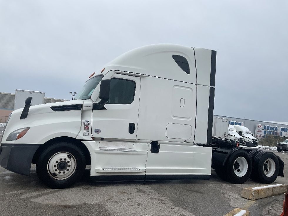 Sleeper Tractor-Heavy Duty Tractors-Freightliner-2021-T12664ST-Moberly-MO-669,178\n\t\tmiles-$ 48,250 - Image 4