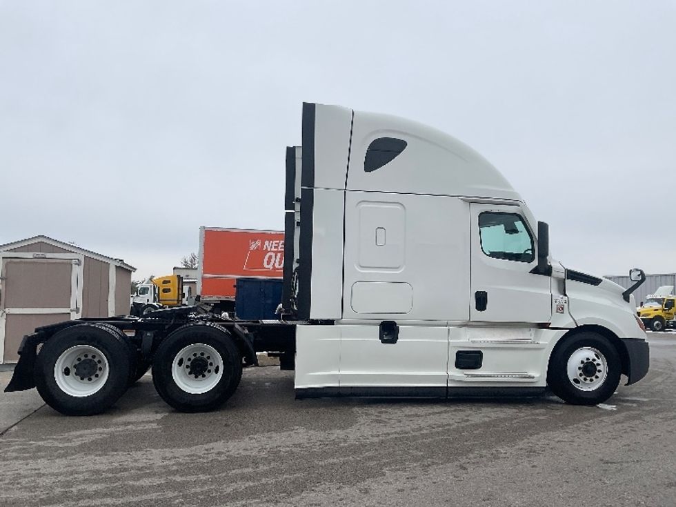 Sleeper Tractor-Heavy Duty Tractors-Freightliner-2021-T12664ST-Moberly-MO-669,178\n\t\tmiles-$ 48,250 - Image 8