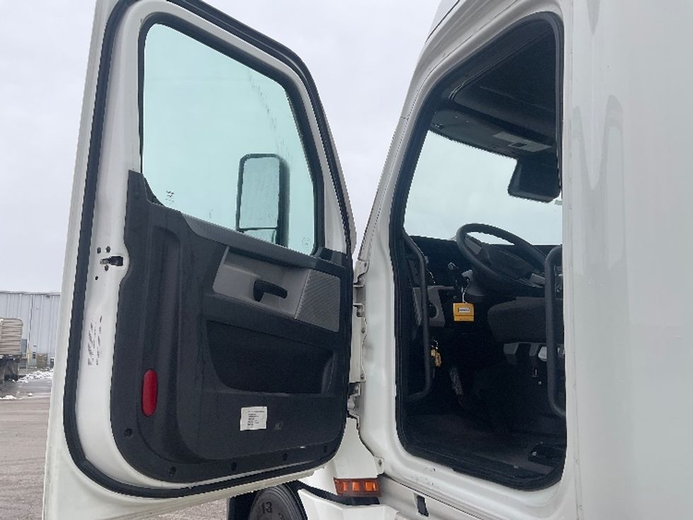 Sleeper Tractor-Heavy Duty Tractors-Freightliner-2021-T12664ST-Moberly-MO-669,178\n\t\tmiles-$ 48,250 - Image 9