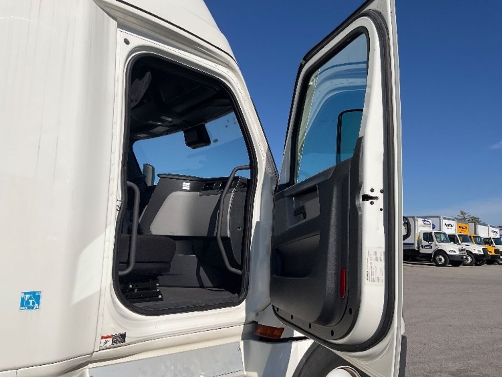 Sleeper Tractor-Heavy Duty Tractors-Freightliner-2021-T12664ST-Moberly-MO-672,808\n\t\tmiles-$ 49,250 - Image 13