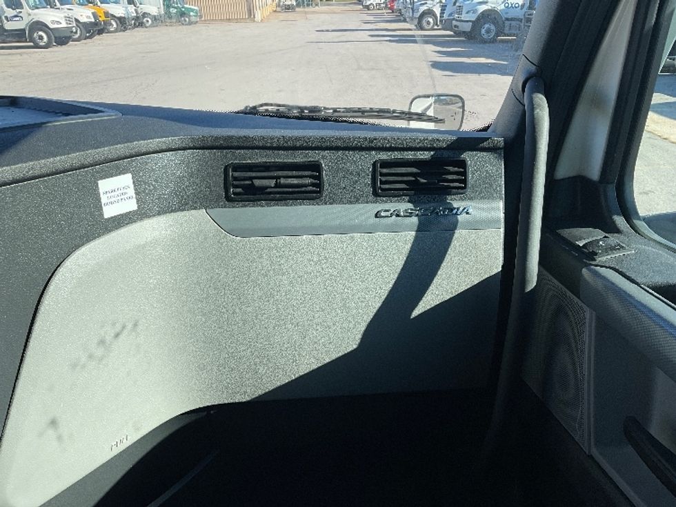 Sleeper Tractor-Heavy Duty Tractors-Freightliner-2021-T12664ST-Moberly-MO-672,808\n\t\tmiles-$ 49,250 - Image 14