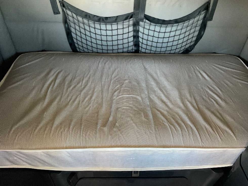 Sleeper Tractor-Heavy Duty Tractors-Freightliner-2021-T12664ST-Moberly-MO-672,808\n\t\tmiles-$ 49,250 - Image 17