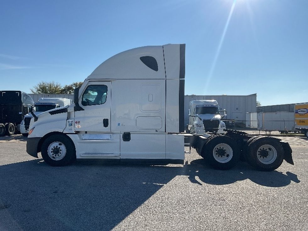 Sleeper Tractor-Heavy Duty Tractors-Freightliner-2021-T12664ST-Moberly-MO-672,808\n\t\tmiles-$ 49,250 - Image 4