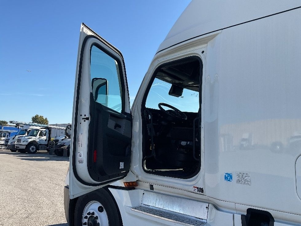 Sleeper Tractor-Heavy Duty Tractors-Freightliner-2021-T12664ST-Moberly-MO-672,808\n\t\tmiles-$ 49,250 - Image 9