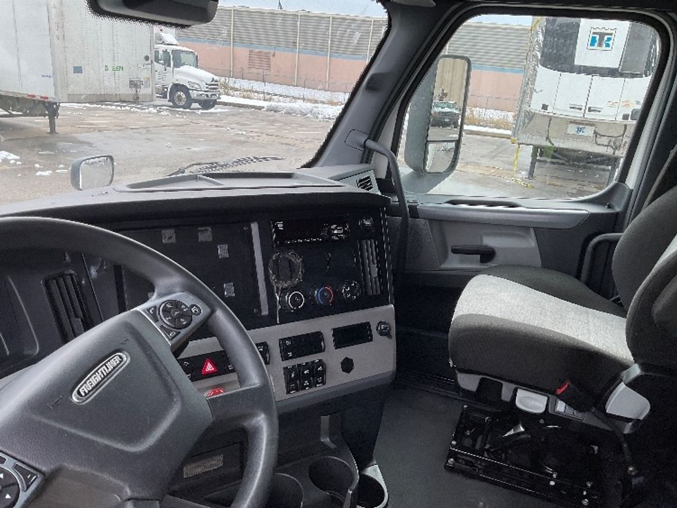 Sleeper Tractor-Heavy Duty Tractors-Freightliner-2021-T12664ST-Moberly-MO-682,722\n\t\tmiles-$ 47,000 - Image 10