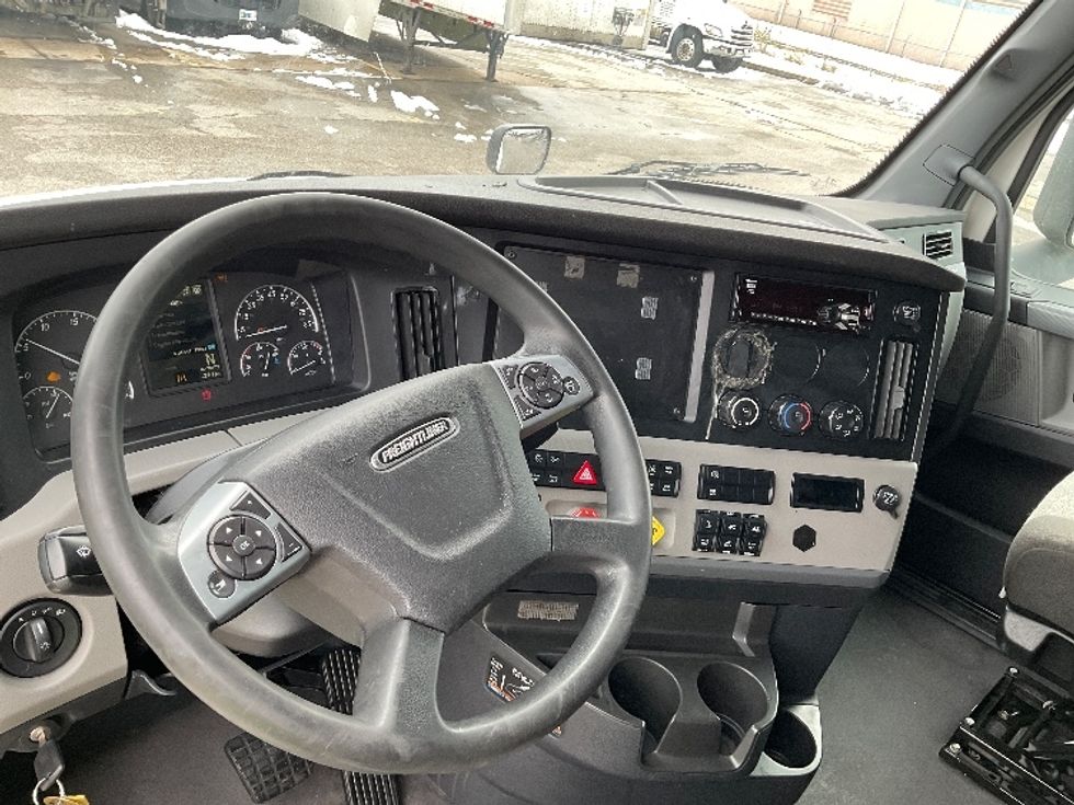 Sleeper Tractor-Heavy Duty Tractors-Freightliner-2021-T12664ST-Moberly-MO-682,722\n\t\tmiles-$ 47,000 - Image 11