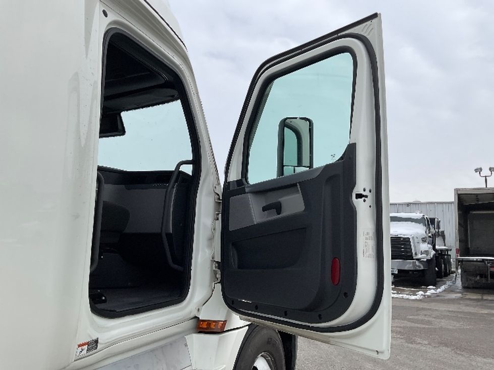 Sleeper Tractor-Heavy Duty Tractors-Freightliner-2021-T12664ST-Moberly-MO-682,722\n\t\tmiles-$ 47,000 - Image 13