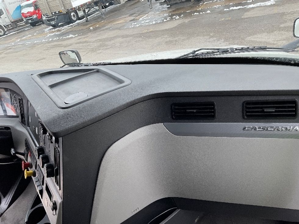 Sleeper Tractor-Heavy Duty Tractors-Freightliner-2021-T12664ST-Moberly-MO-682,722\n\t\tmiles-$ 47,000 - Image 14