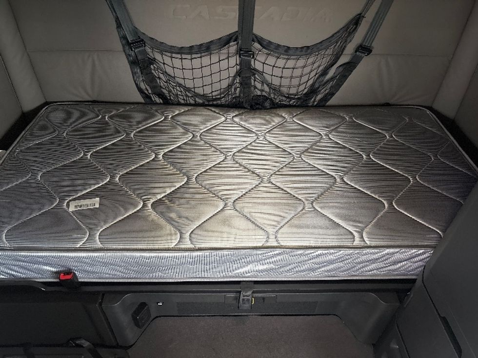 Sleeper Tractor-Heavy Duty Tractors-Freightliner-2021-T12664ST-Moberly-MO-682,722\n\t\tmiles-$ 47,000 - Image 17