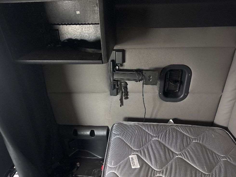 Sleeper Tractor-Heavy Duty Tractors-Freightliner-2021-T12664ST-Moberly-MO-682,722\n\t\tmiles-$ 47,000 - Image 19