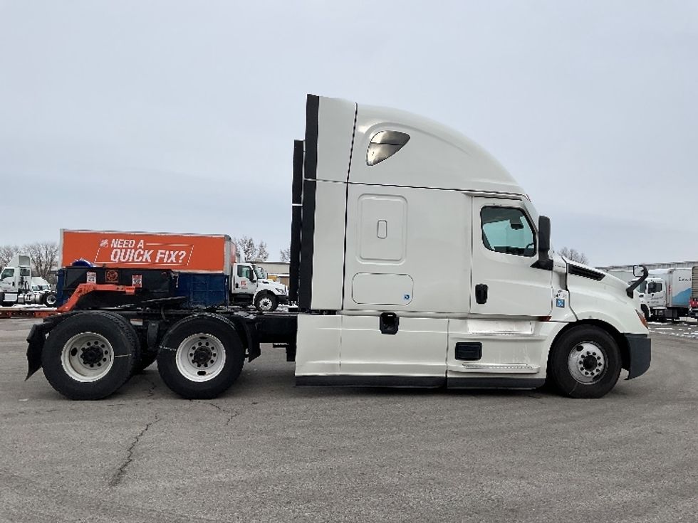 Sleeper Tractor-Heavy Duty Tractors-Freightliner-2021-T12664ST-Moberly-MO-682,722\n\t\tmiles-$ 47,000 - Image 8