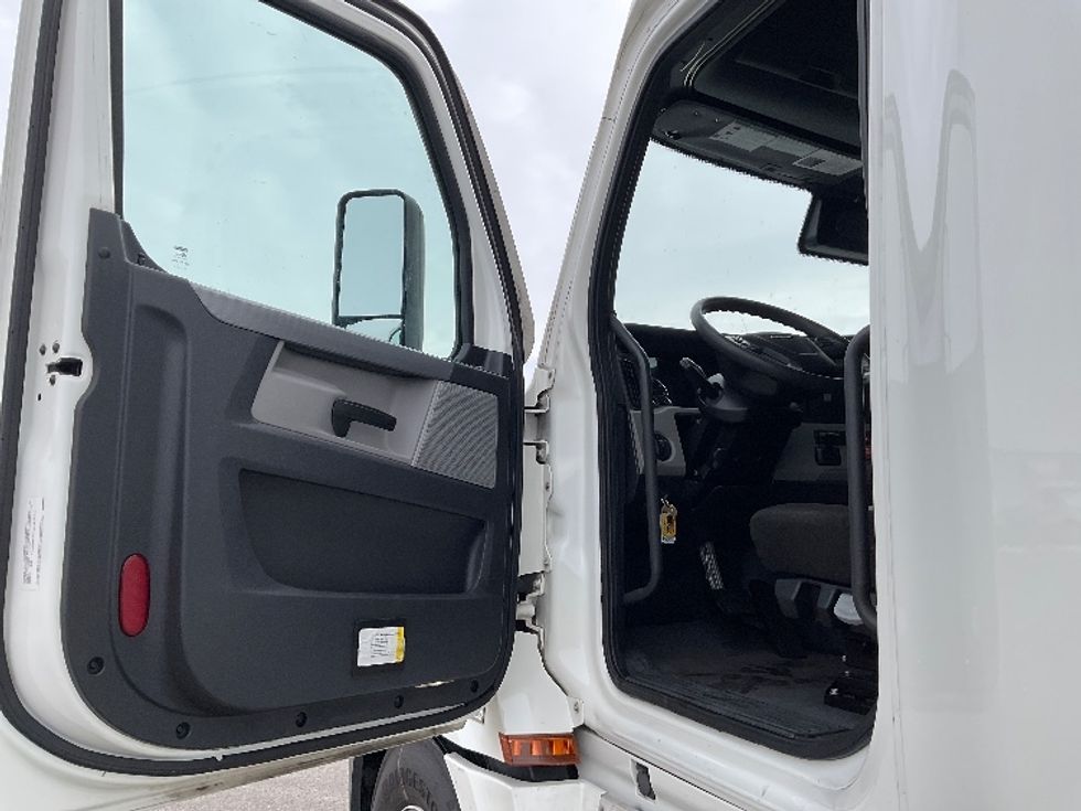 Sleeper Tractor-Heavy Duty Tractors-Freightliner-2021-T12664ST-Moberly-MO-682,722\n\t\tmiles-$ 47,000 - Image 9