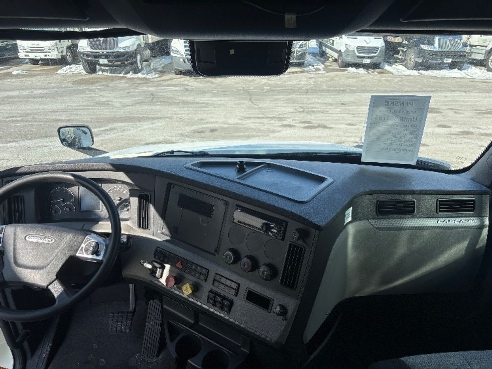 Sleeper Tractor-Heavy Duty Tractors-Freightliner-2021-T12664ST-Moberly-MO-690,208\n\t\tmiles-$ 44,000 - Image 12