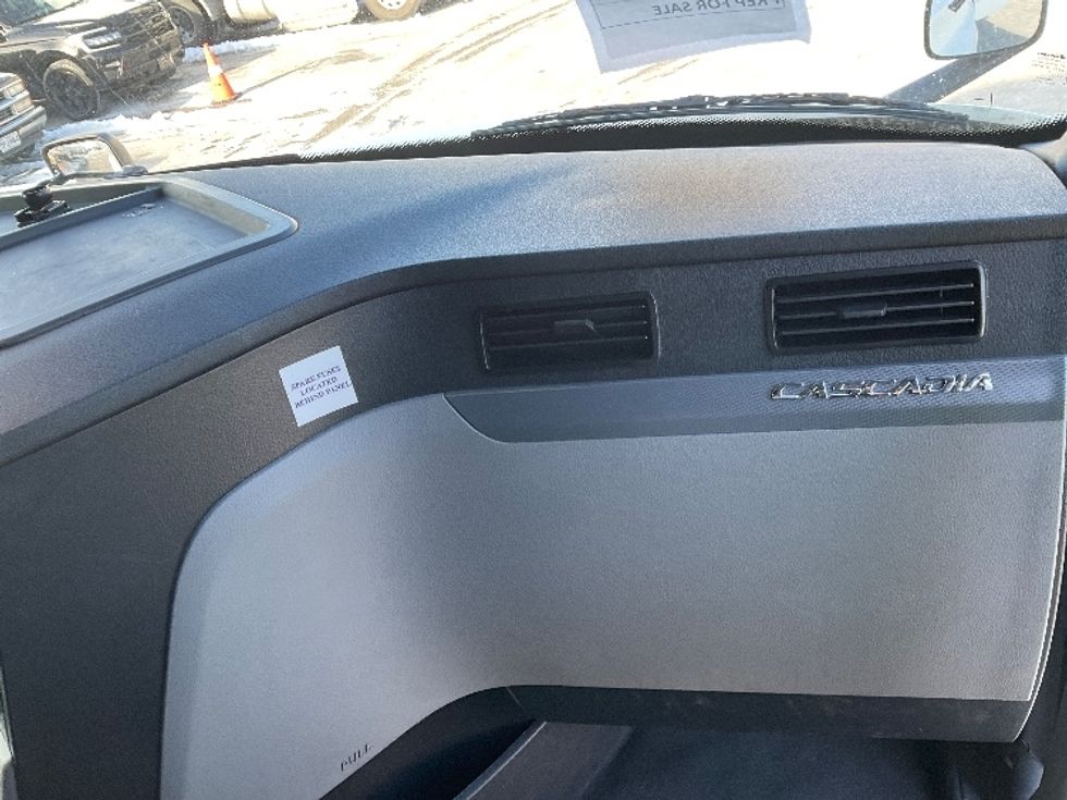 Sleeper Tractor-Heavy Duty Tractors-Freightliner-2021-T12664ST-Moberly-MO-690,208\n\t\tmiles-$ 44,000 - Image 14