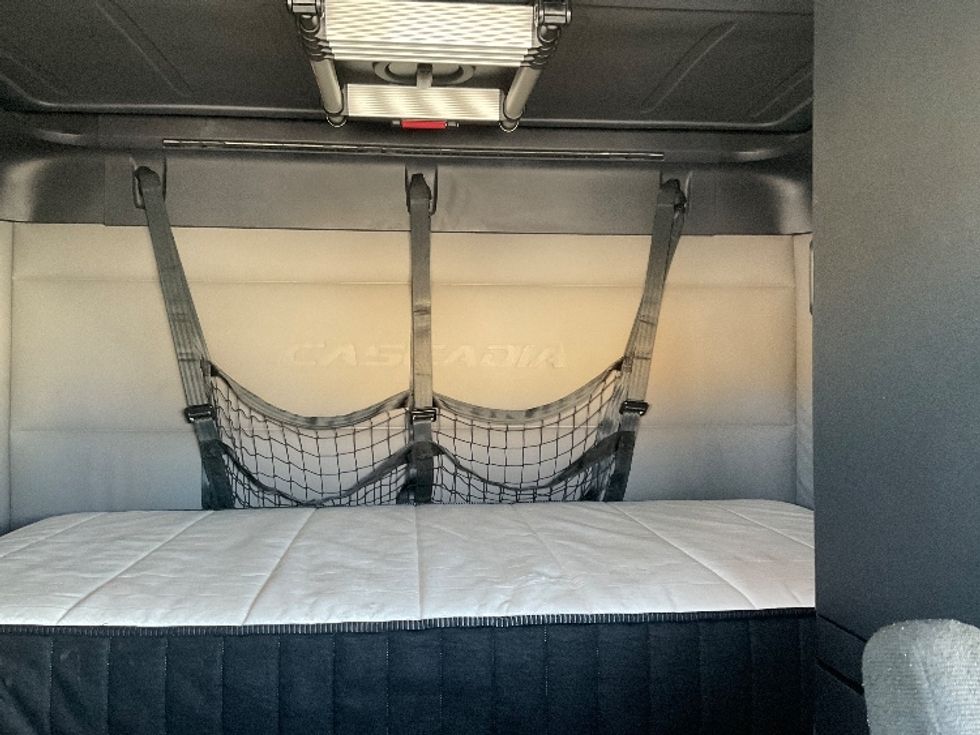 Sleeper Tractor-Heavy Duty Tractors-Freightliner-2021-T12664ST-Moberly-MO-690,208\n\t\tmiles-$ 44,000 - Image 16