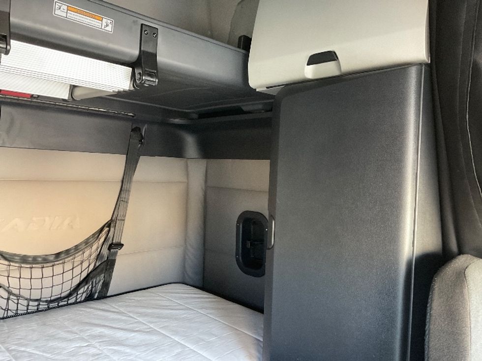 Sleeper Tractor-Heavy Duty Tractors-Freightliner-2021-T12664ST-Moberly-MO-690,208\n\t\tmiles-$ 44,000 - Image 18