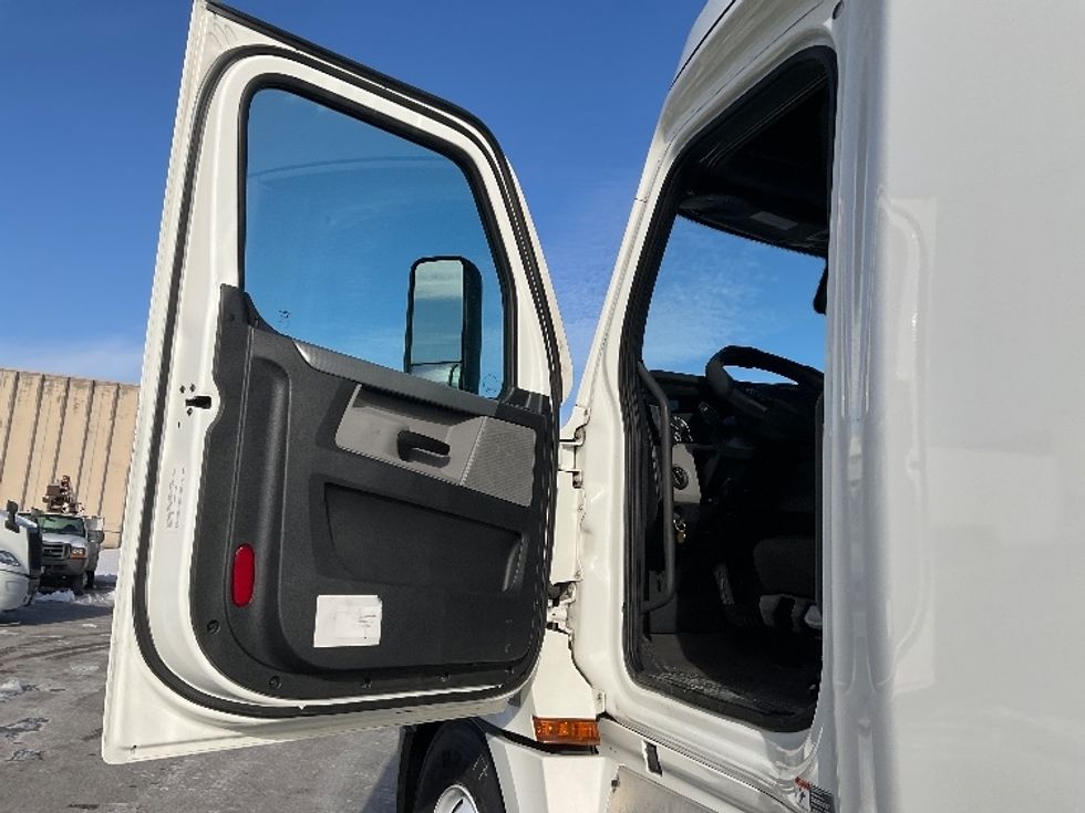 Sleeper Tractor-Heavy Duty Tractors-Freightliner-2021-T12664ST-Moberly-MO-690,208\n\t\tmiles-$ 44,000 - Image 9