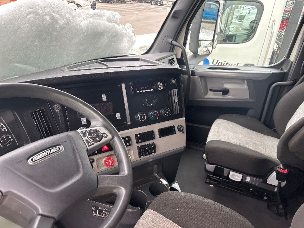 Sleeper Tractor-Heavy Duty Tractors-Freightliner-2021-T12664ST-Moberly-MO-695,715\n\t\tmiles-$ 45,750 - Image 10