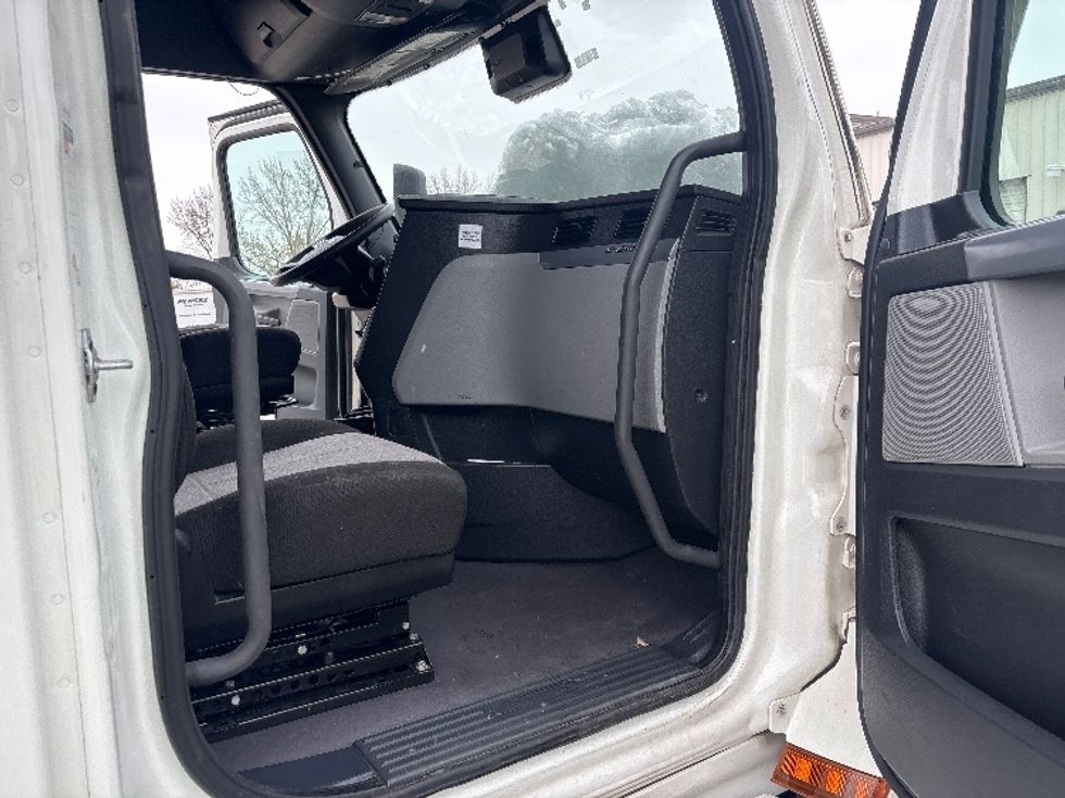 Sleeper Tractor-Heavy Duty Tractors-Freightliner-2021-T12664ST-Moberly-MO-695,715\n\t\tmiles-$ 45,750 - Image 13