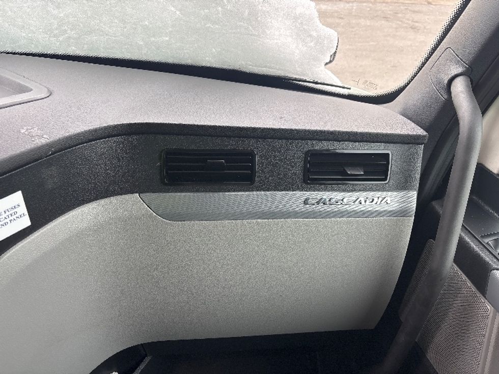 Sleeper Tractor-Heavy Duty Tractors-Freightliner-2021-T12664ST-Moberly-MO-695,715\n\t\tmiles-$ 45,750 - Image 14