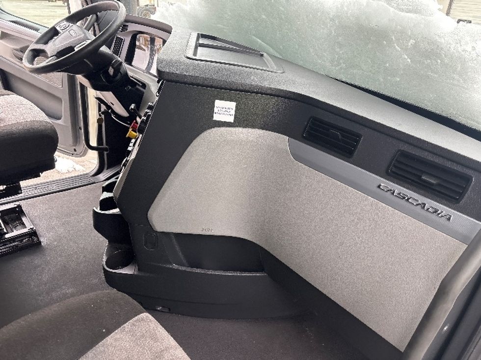 Sleeper Tractor-Heavy Duty Tractors-Freightliner-2021-T12664ST-Moberly-MO-695,715\n\t\tmiles-$ 45,750 - Image 15