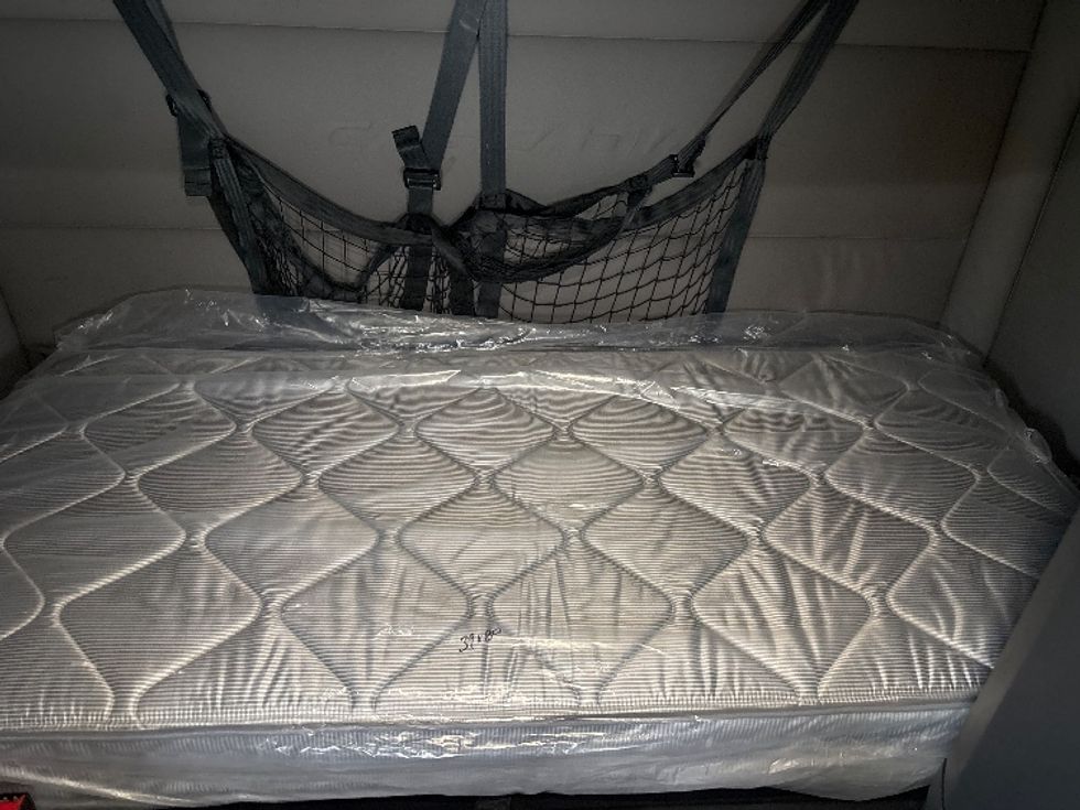 Sleeper Tractor-Heavy Duty Tractors-Freightliner-2021-T12664ST-Moberly-MO-695,715\n\t\tmiles-$ 45,750 - Image 17