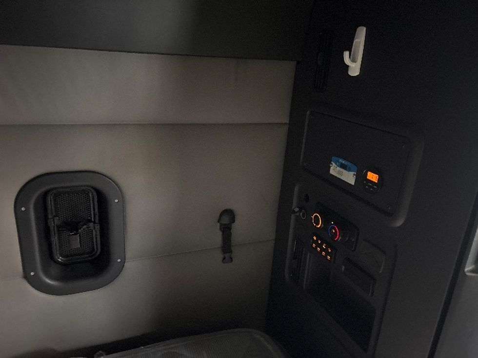 Sleeper Tractor-Heavy Duty Tractors-Freightliner-2021-T12664ST-Moberly-MO-695,715\n\t\tmiles-$ 45,750 - Image 18