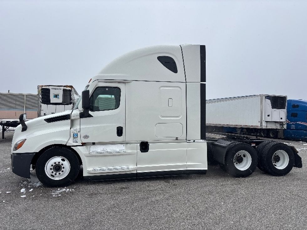 Sleeper Tractor-Heavy Duty Tractors-Freightliner-2021-T12664ST-Moberly-MO-695,715\n\t\tmiles-$ 45,750 - Image 4