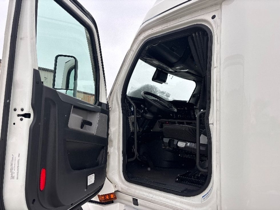 Sleeper Tractor-Heavy Duty Tractors-Freightliner-2021-T12664ST-Moberly-MO-695,715\n\t\tmiles-$ 45,750 - Image 9