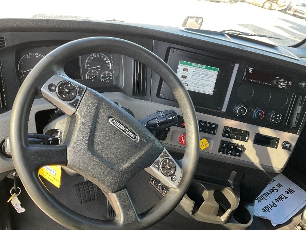 Sleeper Tractor-Heavy Duty Tractors-Freightliner-2021-T12664ST-Moberly-MO-730,984\n\t\tmiles-$ 40,500 - Image 11