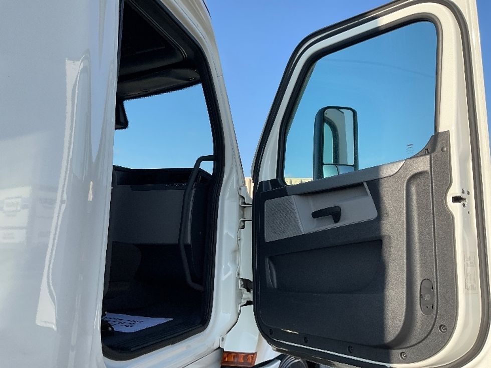 Sleeper Tractor-Heavy Duty Tractors-Freightliner-2021-T12664ST-Moberly-MO-730,984\n\t\tmiles-$ 40,500 - Image 13