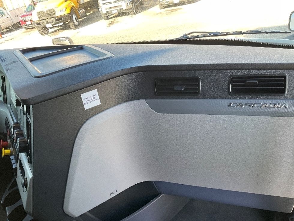 Sleeper Tractor-Heavy Duty Tractors-Freightliner-2021-T12664ST-Moberly-MO-730,984\n\t\tmiles-$ 40,500 - Image 14