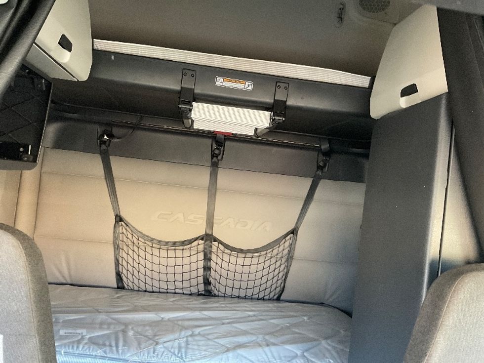 Sleeper Tractor-Heavy Duty Tractors-Freightliner-2021-T12664ST-Moberly-MO-730,984\n\t\tmiles-$ 40,500 - Image 16