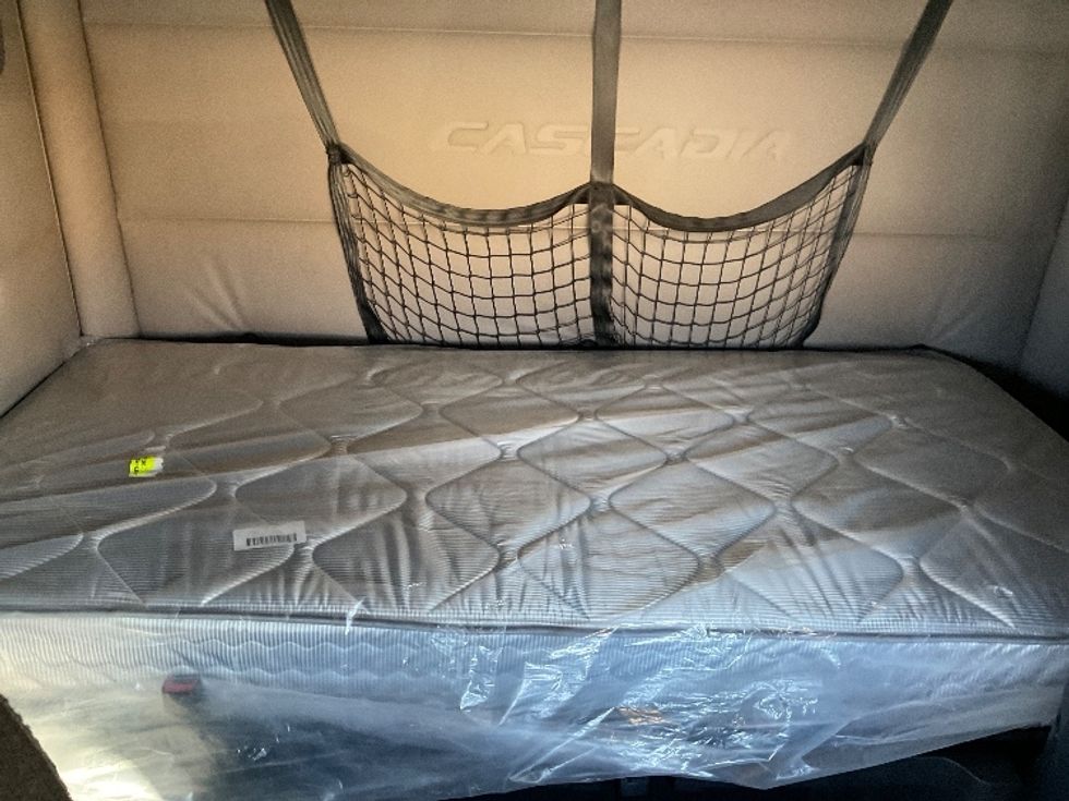 Sleeper Tractor-Heavy Duty Tractors-Freightliner-2021-T12664ST-Moberly-MO-730,984\n\t\tmiles-$ 40,500 - Image 17