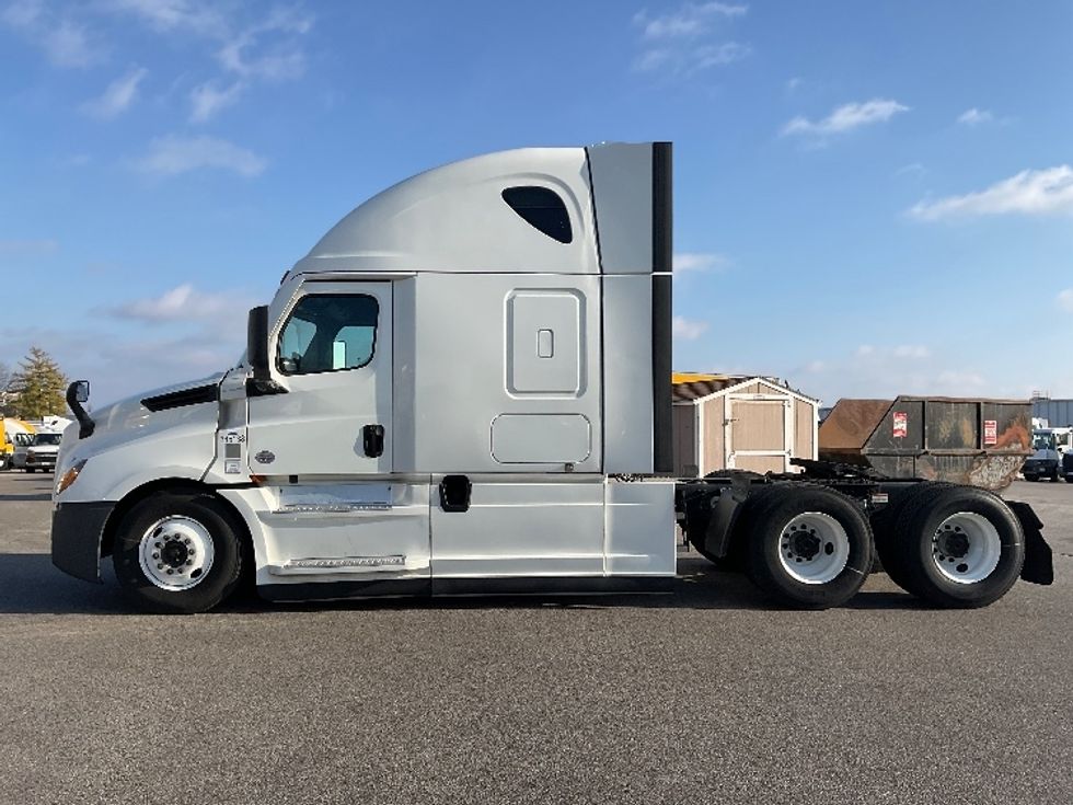 Sleeper Tractor-Heavy Duty Tractors-Freightliner-2021-T12664ST-Moberly-MO-730,984\n\t\tmiles-$ 40,500 - Image 4
