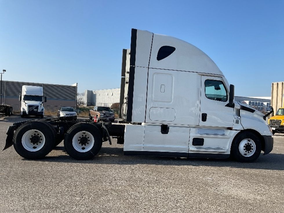 Sleeper Tractor-Heavy Duty Tractors-Freightliner-2021-T12664ST-Moberly-MO-730,984\n\t\tmiles-$ 40,500 - Image 8