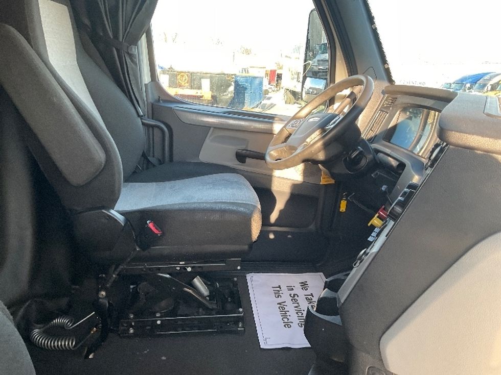 Sleeper Tractor-Heavy Duty Tractors-Freightliner-2021-T12664ST-Moberly-MO-735,116\n\t\tmiles-$ 42,250 - Image 14